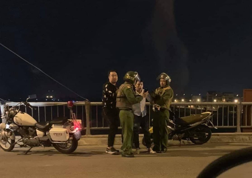 Công an Thái Bình tiếp cận, đưa thanh niên định nhảy cầu tự tử về nhà - Ảnh: Hoàng Long