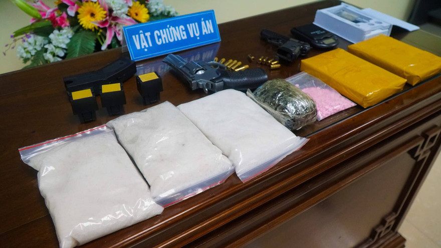Vật chứng ma tuý, súng đạn của vụ án do Công an Nam Định thu giữ được - Ảnh: Hoàng Long