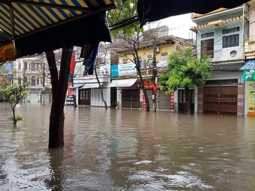 Nhà dân tại Nam Định đóng kín vì mưa ngập - Ảnh: Hoàng Long