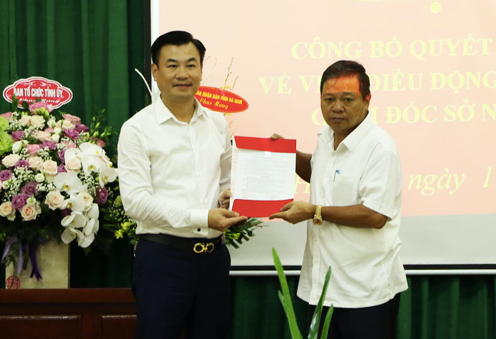 Chủ tịch UBND tỉnh Hà Nam (phải) trao quyết địnhboor nhiệm cho tân Giám đốc Sở Nội vụ - Ảnh: Hoàng Long