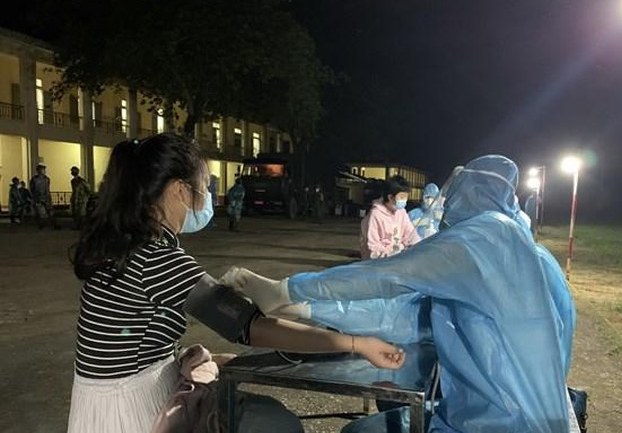 Khám, kiểm tra sức khoẻ và lấy mẫu xét nghiệm đối với công dân vừa từ Canada về nước - Ảnh: Hoàng Long