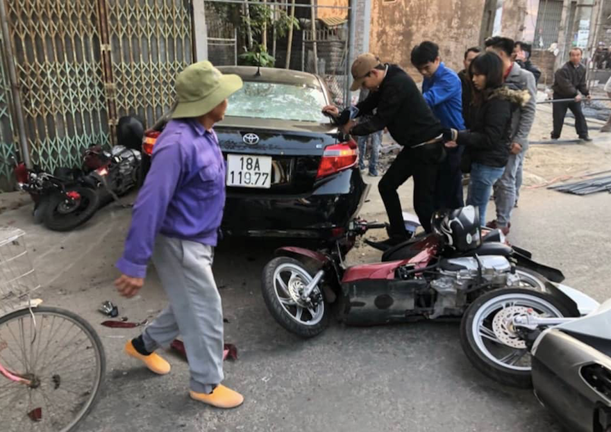 Ô tô đâm liên tiếp 3 xe máy trước khi lao vào về đường - Ảnh: Hoàng Long