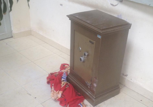 Vũ Thị Thìn lấy trộm két sắt của nhà chị Mừng rồi đem giấu ở một địa điểm khác - Ảnh minh hoạ