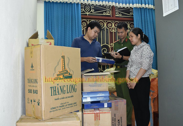 Công an Ninh Bình phát hiện, bắt giữ hơn 4.00 bao thuốc lá ngoại nhập lậu - Ảnh: Công an Ninh Bình