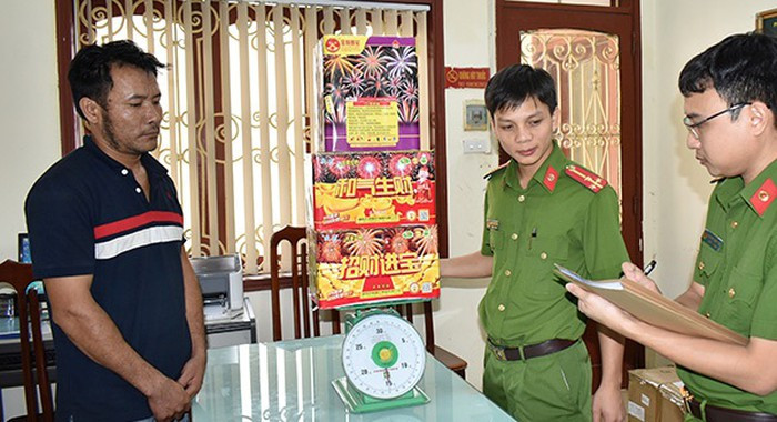 Công an Ninh Bình thu giữ pháo lậu đang trên đường vận chuyển từ Lào Cai về Quảng Bình - Ảnh: Hoàng Long