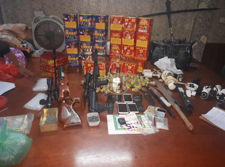 Tang vật thu giữ gồm ma tuý và súng đạn, đao kiếm - Ảnh: Hoàng Long