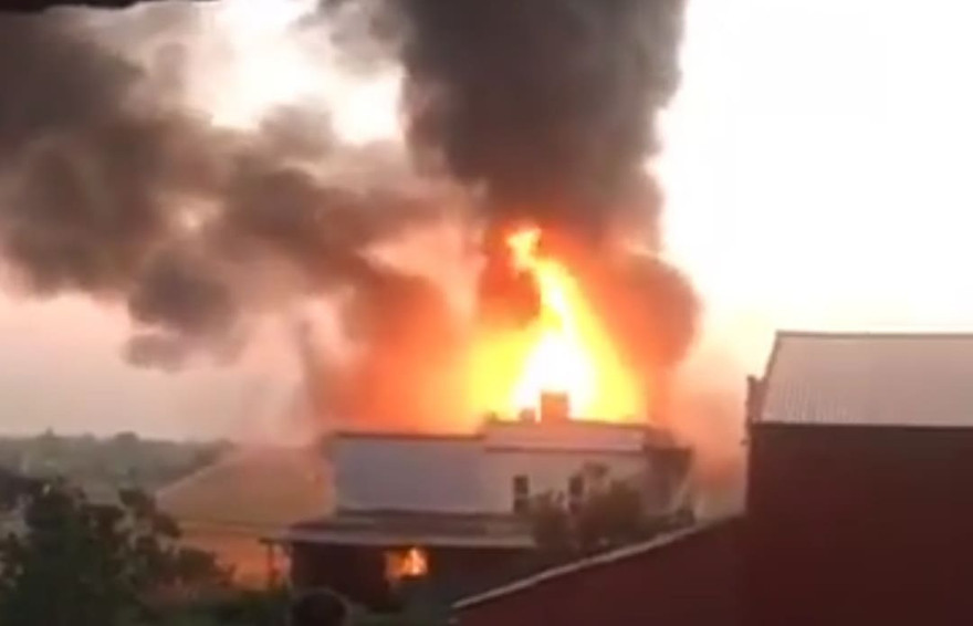 Đám cháy bùng phát giữ khu dân cư - Ảnh: Hoàng Long