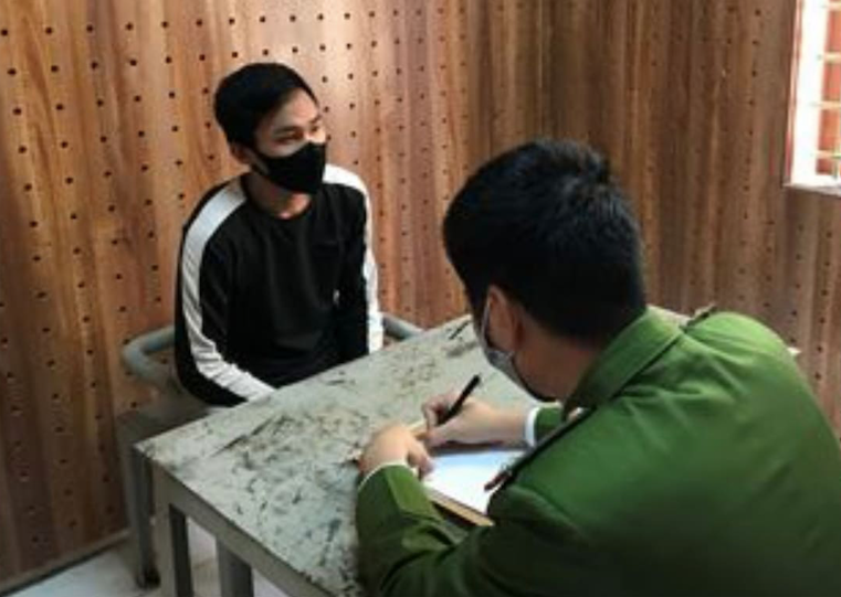 Công an Tiền Hải lấy lời khai về hành vi lừa đảo của Đặng Trường Giang - Ảnh: Hoàng Long