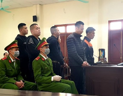 Các bị cáo trong vụ hỗn chiến tại quán karaoke tại toà - Ảnh: Hoàng Long