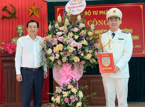 Lãnh đạo Tổng cục Thi hành án dân sự trao quyết định và chúc mừng tân Cục trưởng Cục Thi hành án dân sự Nam Định. Ảnh: Hoàng Long