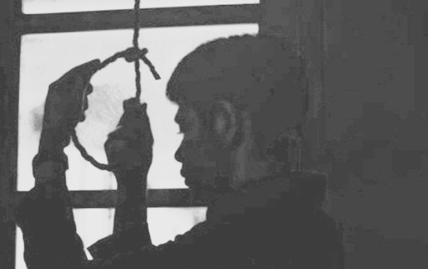 Người dân xã Vũ Quý phát hiện một công an viên tử vong trong tư thế treo cổ trên cây. Ảnh minh họa