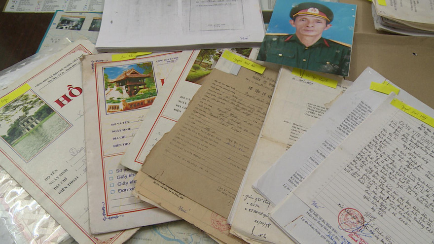 Các tang vật trong vụ giả "thượng tá" lùa đảo - Ảnh: Hoàng Long