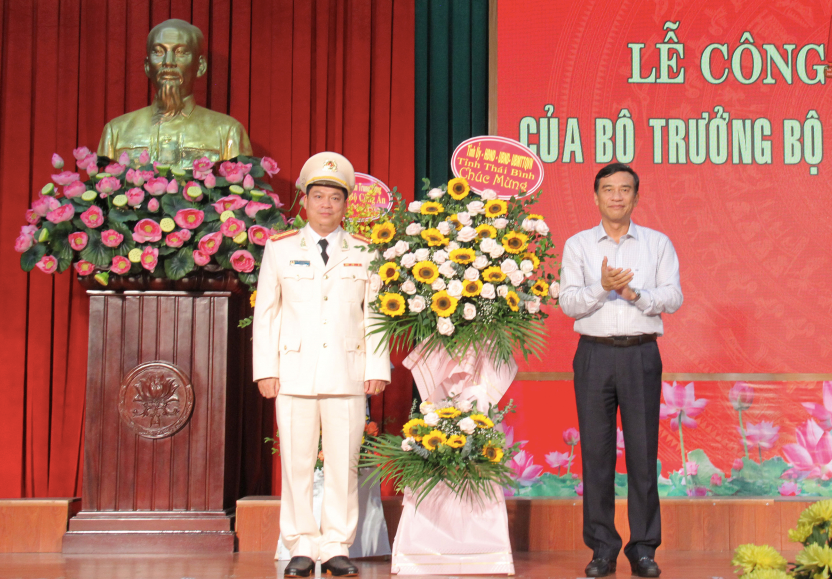 Chủ tịch UBND tỉnh Thái Bình chúc mừng tân Giám đốc Công an tỉnh. Ảnh: Hoàng Long