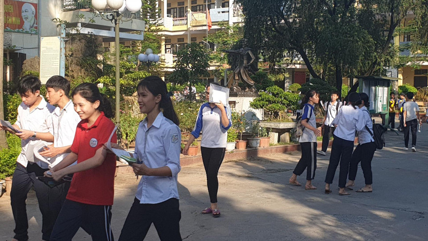 Thí sinh Hà Nam tươi cười rời khỏi phòng thi vì áp lực ít, đề thi dễ - Ảnh: Hoàng Long