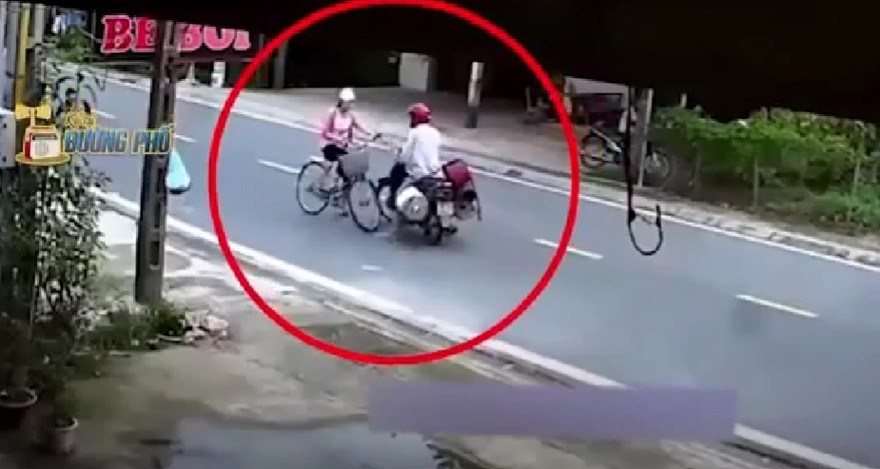 Nguyễn Văn Phong chặn cháu bé ở giữ đường để giở trò đồi bại - Ảnh cắt từ clip