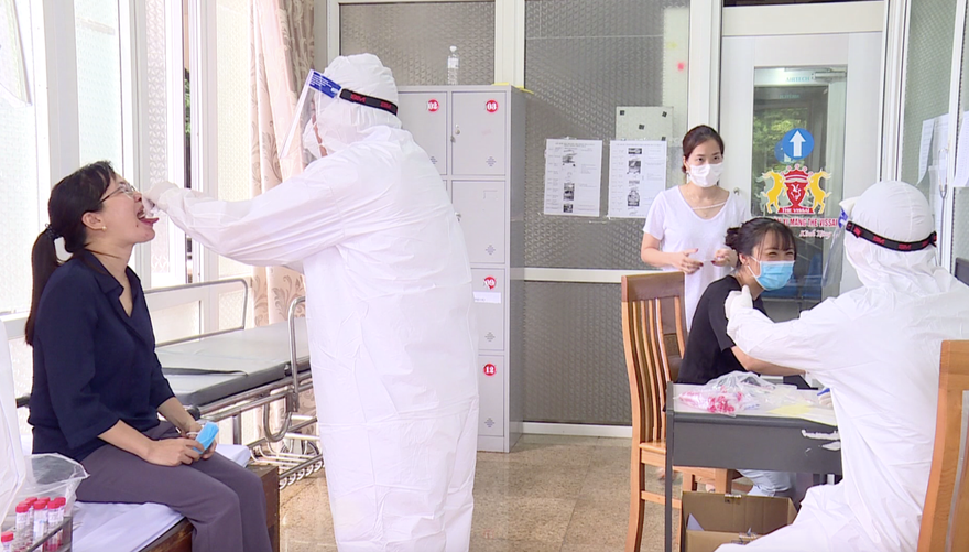 Ngành Y tế Ninh Bình kiểm tra, lấy mẫu xét nghiệm đối với các trường hợp trở về từ Đà Nẵng - Ảnh: Hoàng Long