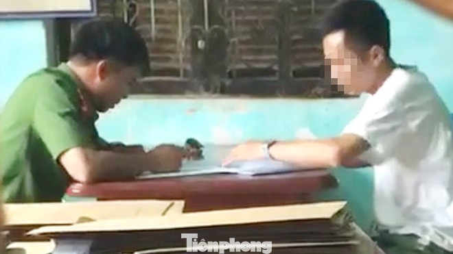 Công an lấy lời khai của nghi phạm "bắt cóc trẻ em" - Ảnh: Hoàng Long