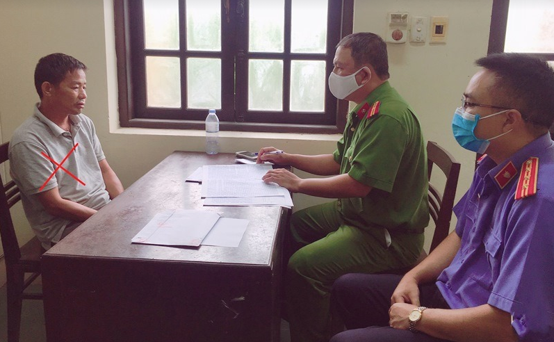 Nguyễn Đình Chiến bị bắt để điều tra về tội giết người - Ảnh: Hoàng Long