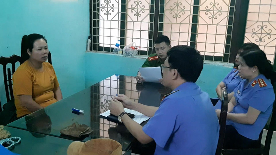 Cơ quan chức năng lấy lời khai của "bà trùm" ma tuý - Ảnh: Hoàng Long