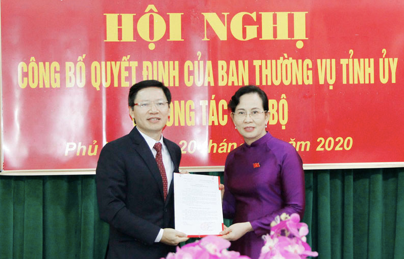 Bí thư Tỉnh uỷ Hà Nam trao quyết định phân công công tác cho tân Trưởng Ban Dân vận Tỉnh uỷ - Ảnh: Hoàng Long 