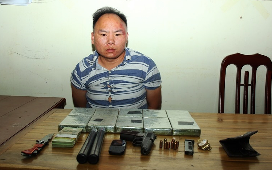 Trần Văn Luật và tang vật ma tuý, vũ khí - Ảnh: Hoàng Long