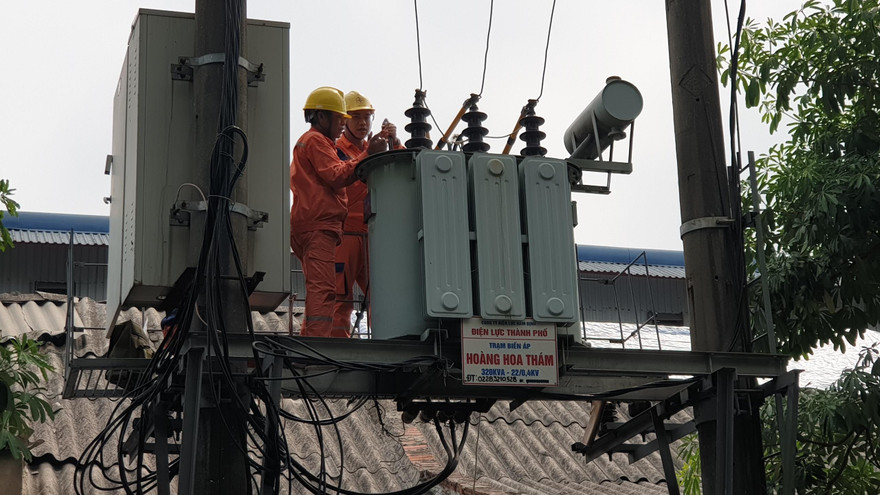 14 trạm biến áp tại nam Định phải cắt điện, xử lý sự cố bị cắt trôm cáp trung hoà - Ảnh: Hoàng Long