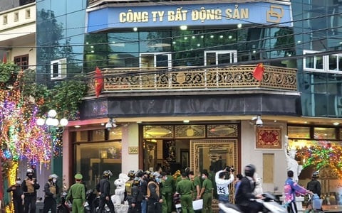 Công an Thái Bình khám nhà, bắt giữ các nghi can trong vụ vợ chồng Đường "Nhuệ" đánh người tại nhà riêng - Ảnh: Hoàng Long