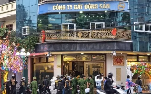 Công an Thái Bình khám nhà, bắt giữ các nghi can trong vụ vợ chồng Đường "Nhuệ" đánh người tại nhà riêng - Ảnh: Hoàng Long