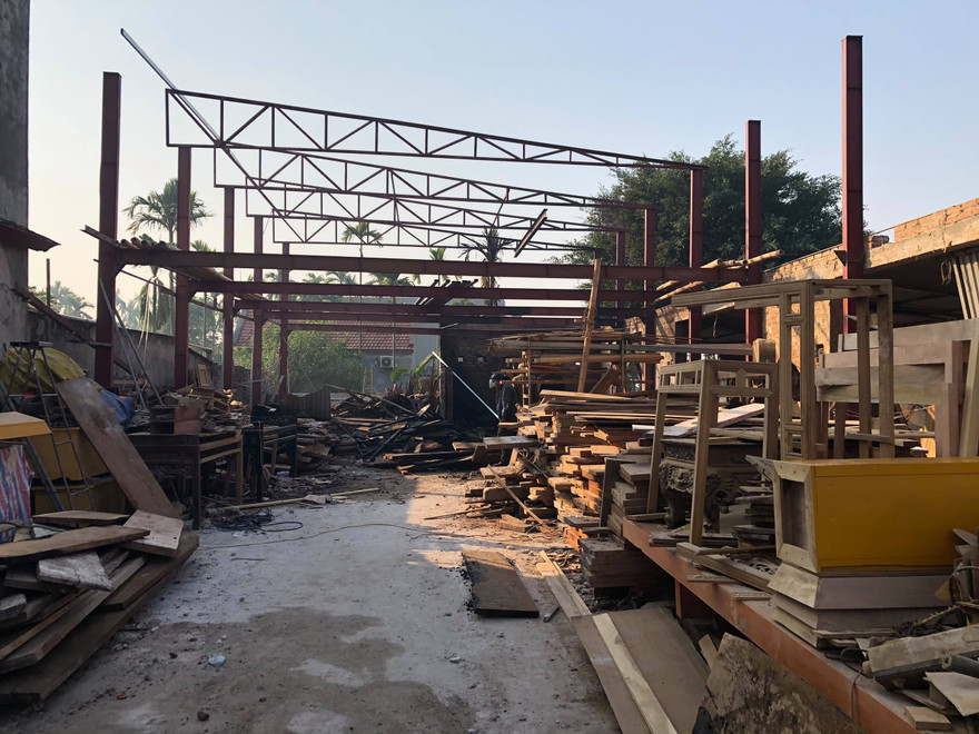 Đám cháy được khoanh vùng kịp thời, không lan sang toàn bộ xưởng gỗ rộng hơn 200 m2 - Ảnh: Hoàng Long