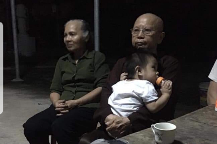 Cháu bé bị bỏ rơi đang được nhà chùa chăm nom, nuôi dưỡng - Ảnh: Hoàng Long