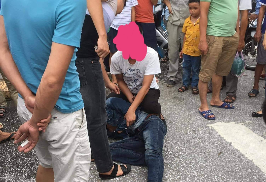 Công an khống chế đối tượng "phê" ma tuý trên đường - Ảnh: KL