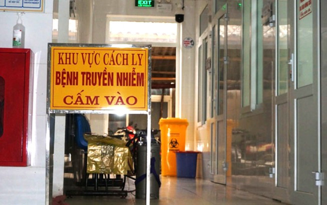 3 trường hợp nghi nhiễm đang được cách ly, triều trị tại Khoa truyền nhiễm, Bệnh viện đa khoa Ninh Bình - Ảnh: Hoàng Long