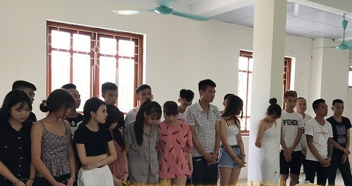 19 "tay chơi" ma tuý bị đưa về trụ sở Công an Tam Điệp để phục vụ điều tra - Ảnh: Công an Ninh Bình 