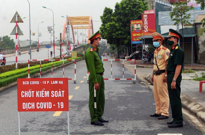 Khu vực cư trú của bệnh nhân 620 được phong toả, kiểm soát chặt chẽ để ngăn chặn nguy cơ lây nhiễm - Ảnh: Hoàng Long