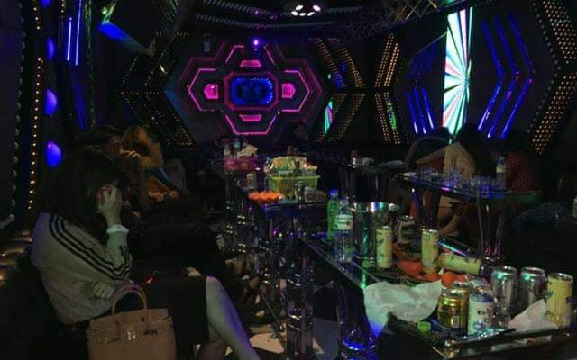 Công an Nam Định phục kích, bắt quả tang 17 người đang sử dụng ma tuý tại quán Karaoke XO - Ảnh: Hoàng Long