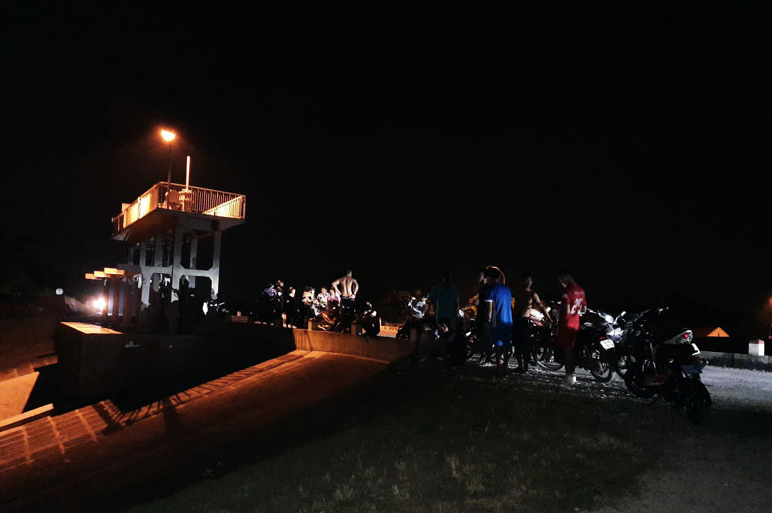 Người dân tìm thấy thi thể nam ssinh đuối nước tại đoạn kênh tưới tiêu - Ảnh: Hoàng Long