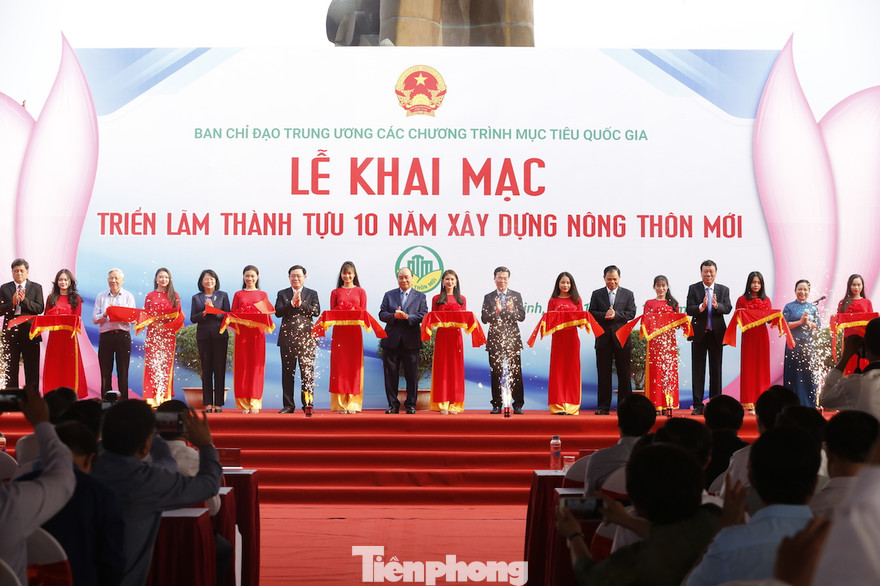 Thủ tướng Nguyễn Xuân Phúc cắt băng khánh thành triển lãm thành tựu xây dựng Nông thôn mới - Ảnh: Hoàng Long