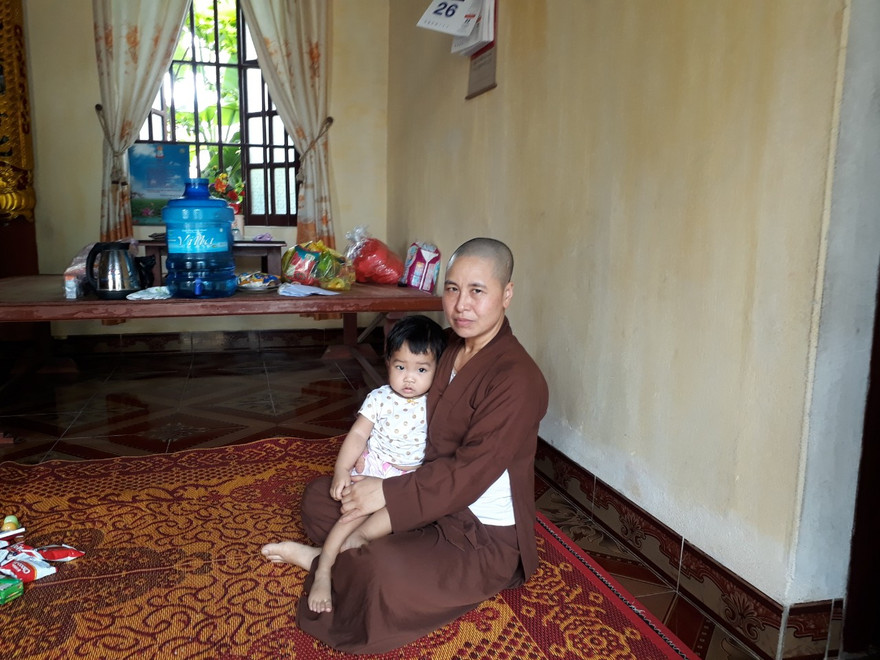 Trự trì Thích Đàm Tươi nhận nuôi cháu bé bị bỏ rơi tại chùa - Ảnh: Hoàng Long