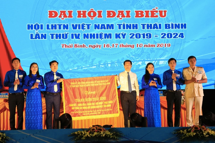 Anh Nguyễn Minh Hồng (thứ 3, từ trái sang) được bầu làm Chủ tịch Hội LHTN tỉnh Thái Bình - Ảnh: Hoàng Long