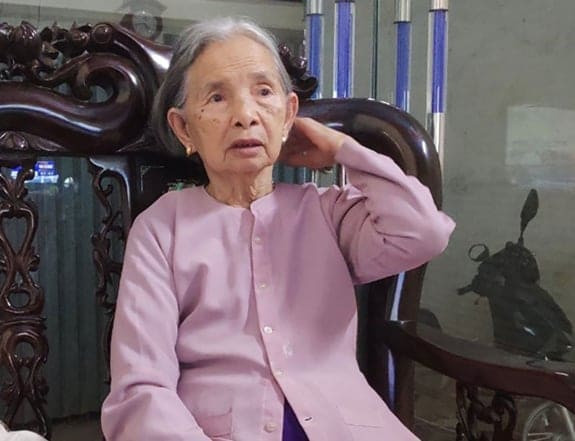 Mẹ liệt sỹ Phạm Thị Mong dùng tiền tiết kiệm mua trang phục bảo hộ và khẩu trang ủng hộ công tác chống dịch COVID -19. Ảnh: Hoàng Long