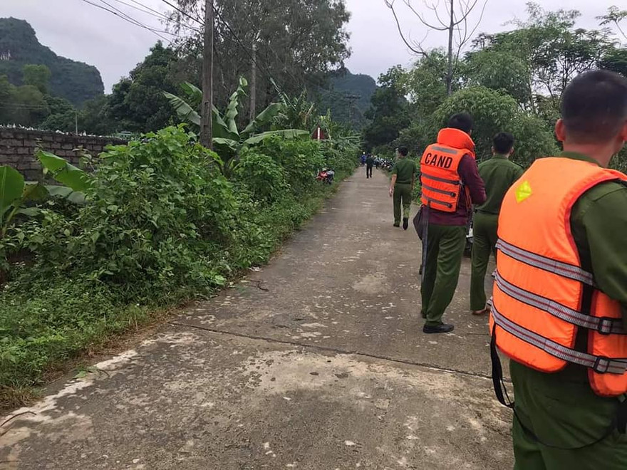 Hơn 200 người được huy động lần theo dòng chảy để tìm kiếm, cứu nạn 2 cháu bé bị lũ cuốn - Ảnh: TL