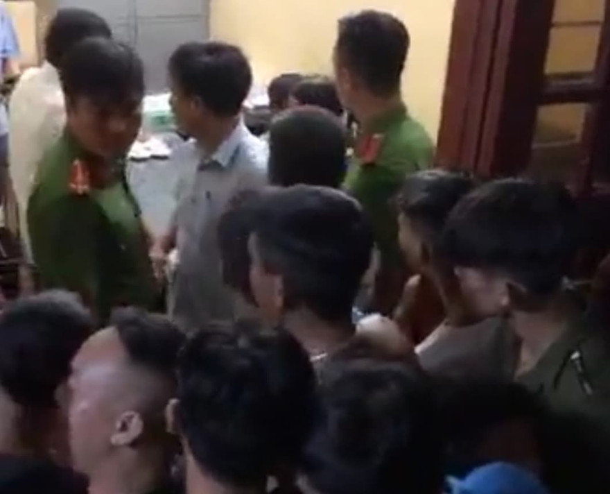 Người dân kéo đến trụ sở Công an xã Hoàng Nam yêu cầu làm rõ vụ việc - Ảnh: Người dân cung cấp