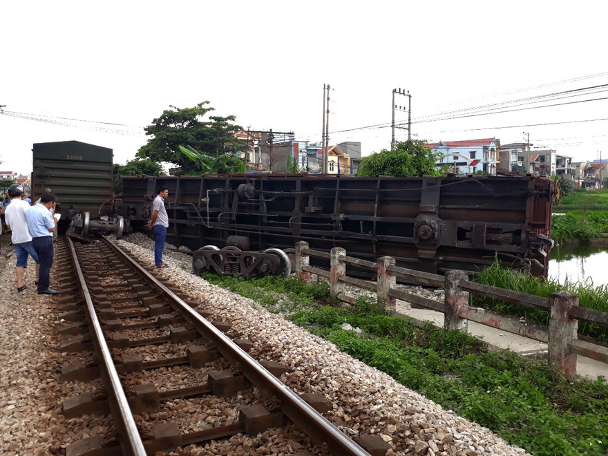 Đoàn tàu hàng bị lật 1 toa, trật bánh 2 toa tại Nam Định vào ngày 13/5 - Ảnh: Hoàng Long