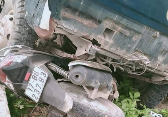 Xe tải cán qua xe máy và người điều khiển xe máy - Ảnh: Hoàng Long