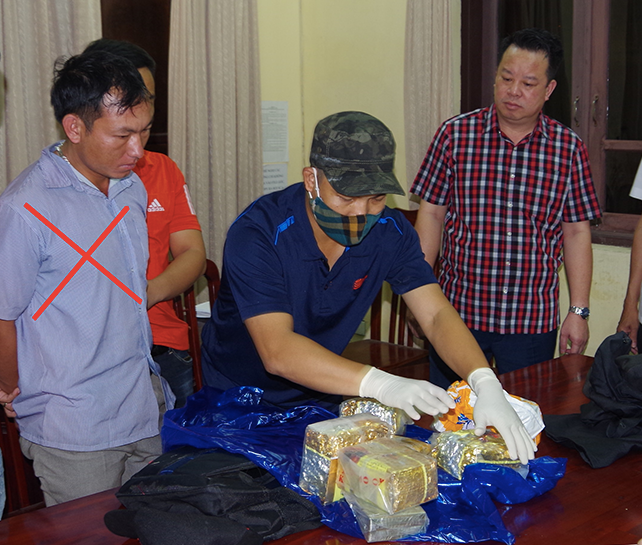 Đối tượng Thò Bá Thái (gạch chéo đỏ) và tang vật ma tuý - Ảnh: CA Hà Nam