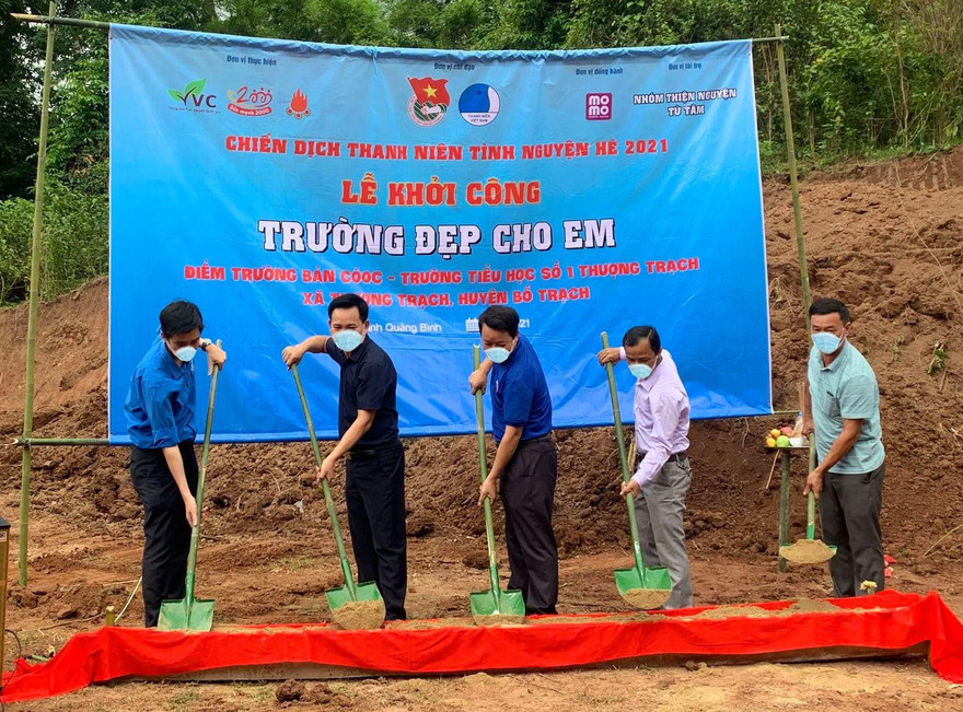 Lễ khởi công "Trường đẹp cho em" ở xã Thượng Trạch (Bố Trạch - Quảng Bình).
