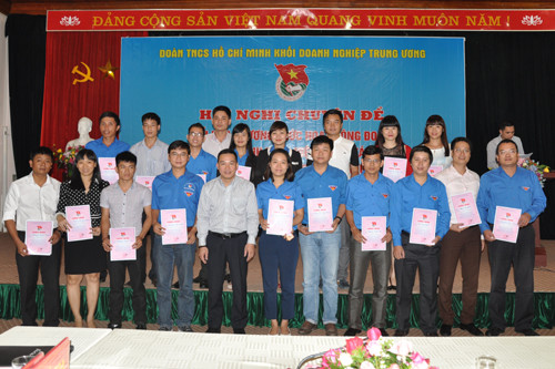 Bí thư Đoàn khối doanh nghiệp T.Ư Hồ Xuân Trường trao giấy chứng nhận Bồi dưỡng nghiệp vụ công tác Đoàn và phong trào thanh niên cho các đồng chí đã hoàn thành khóa học