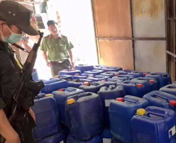 Đột nhập, phát hiện công ty sản xuất hàng nghìn chai nước rửa tay giả