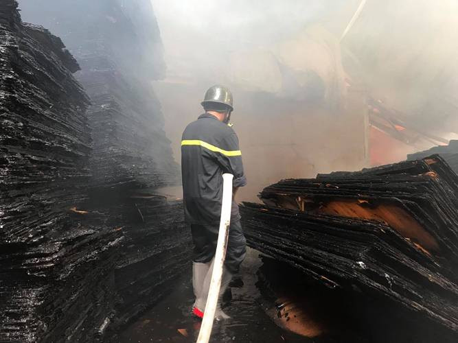 Phá tường khống chế lửa cháy rực tại xưởng gỗ gần trạm điện