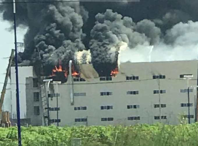 Khói đen nghi ngút, lửa bao trùm nhà máy trong KCN Sóng Thần 3